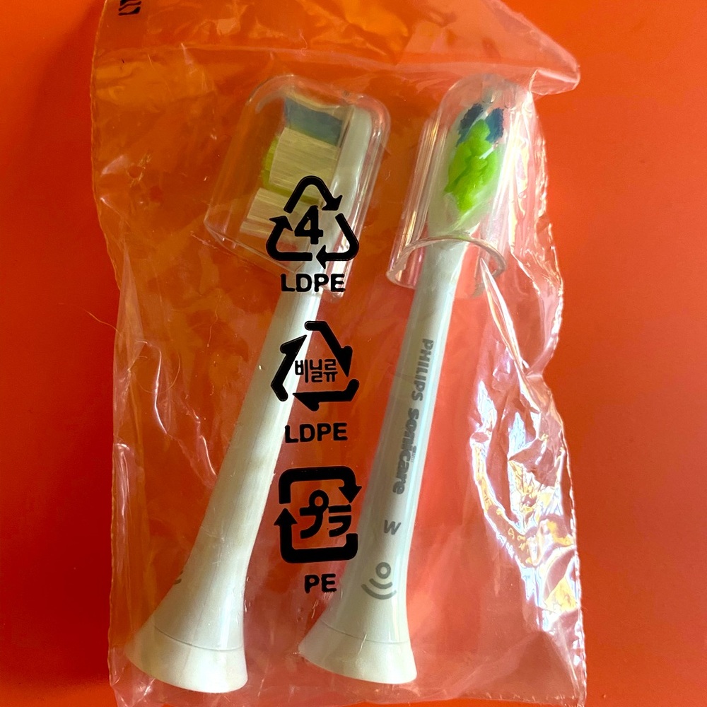 Phillips tooth brush - extra brush heads& charger